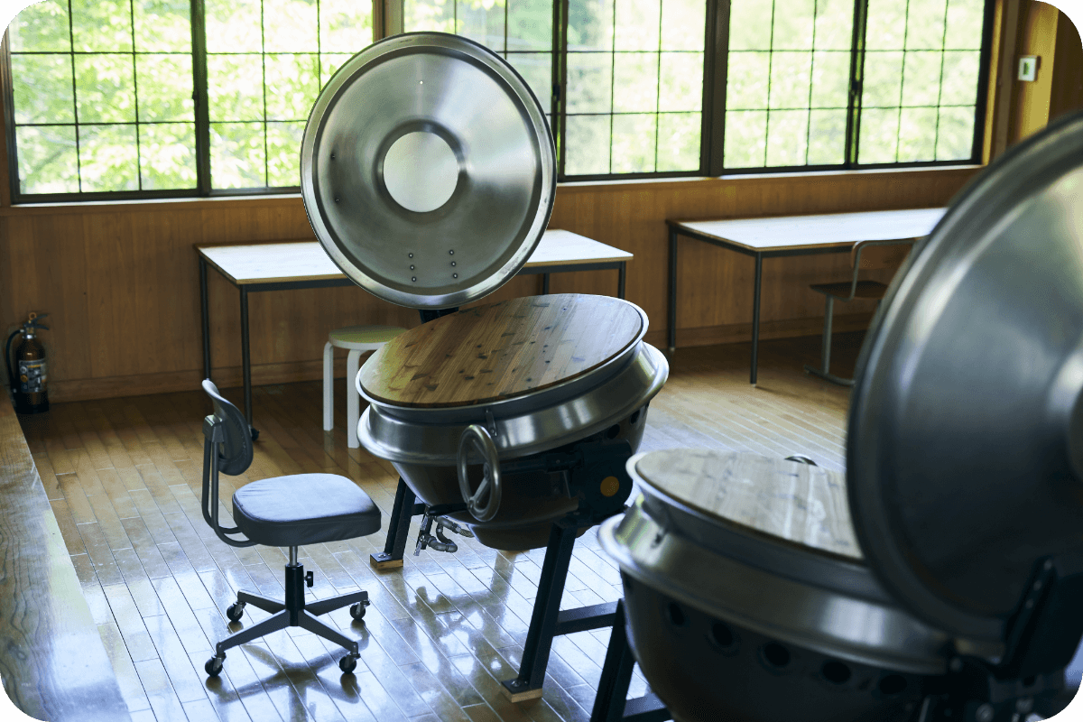 かつて給食センターで使用されていた大型の炊飯窯が、デスクに変身。施設全体に遊び心が溢れ、他ではできない体験ができることも魅力です。